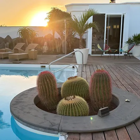 Claus - Private Pool Oasis In